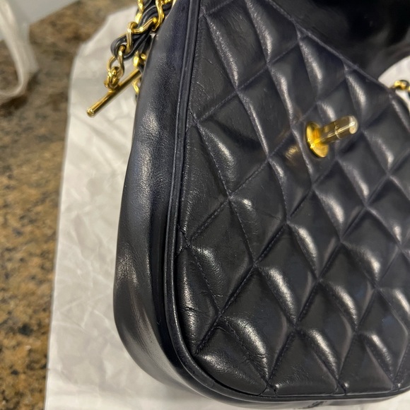 CHANEL Vintage Classic quilted lambskin navy handbag. Circa 1989-1991 - Picture 13 of 16